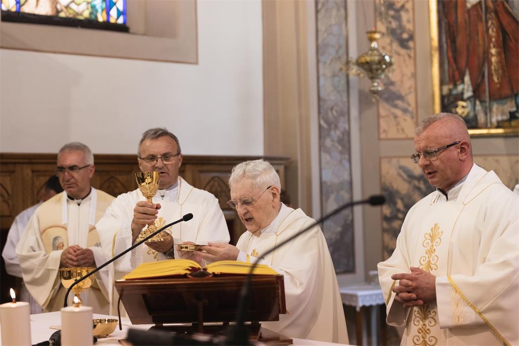 Mons. Franjo Prstec u rodnoj župi Varaždinske Toplice proslavio dijamantnu misu